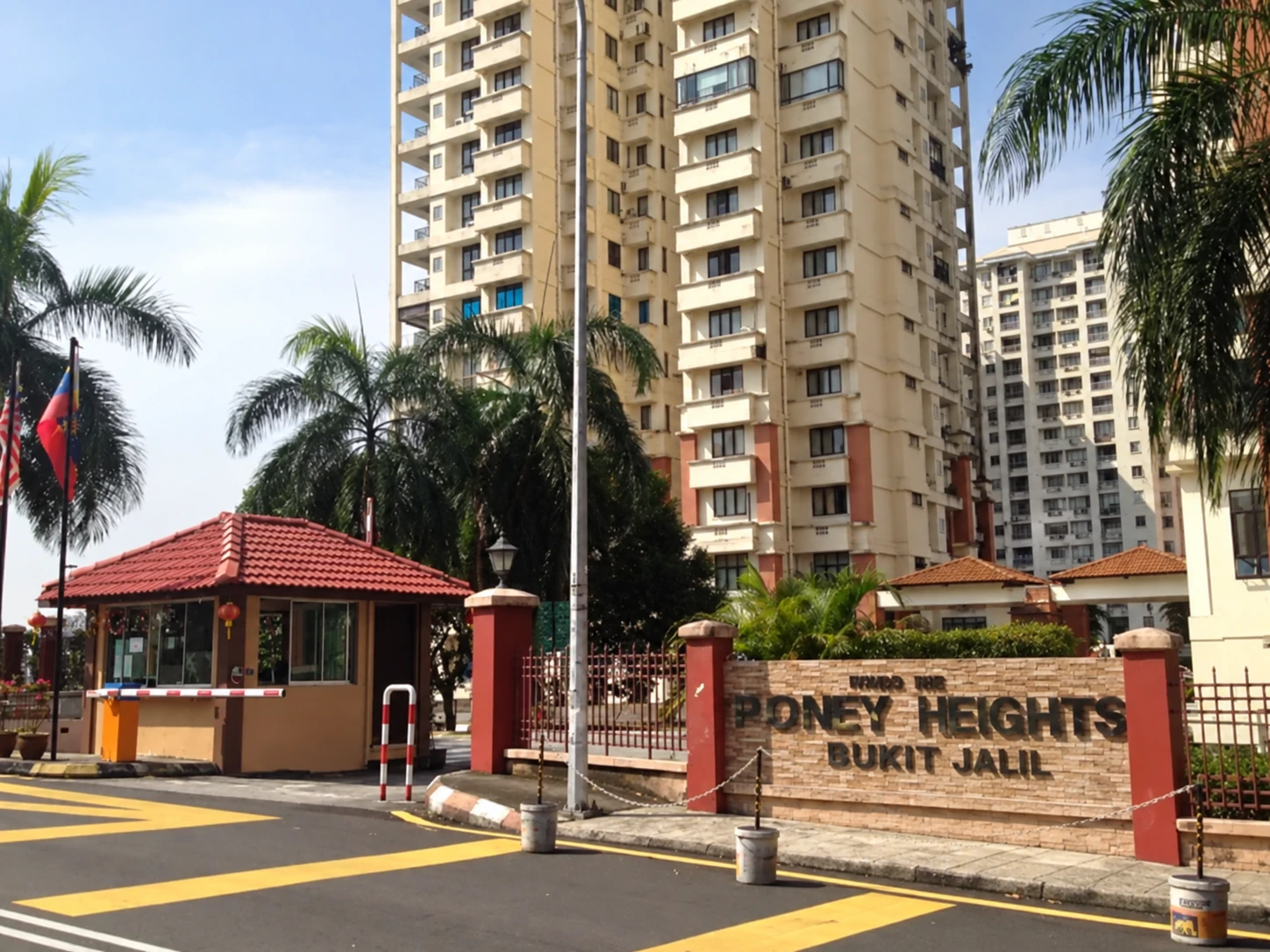 Gurney Heights Condominium — property photo 1